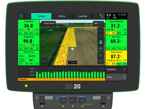 Das 20|20® Terminal von Precision Planting zeigt eine Echtzeitkarte eines Feldes mit farbcodierten Bereichen zur Darstellung von Saatpopulation, Bodenfeuchtigkeit, Temperatur und weiteren Parametern. Links und rechts befinden sich detaillierte Messwerte, während unten eine Balkenanzeige den Verlauf der Aussaat visualisiert. Unterhalb des Bildschirms befinden sich physische Steuerungstasten.