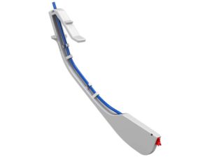 Detaillierte Darstellung eines Chief Keeton Saatgut-Andrückers mit integrierter Flüssigdüngerapplikation. Der Andrücker ist in Grau gehalten, mit einem blauen Düngeführungsrohr und einer roten Applikationsdüse am unteren Ende.