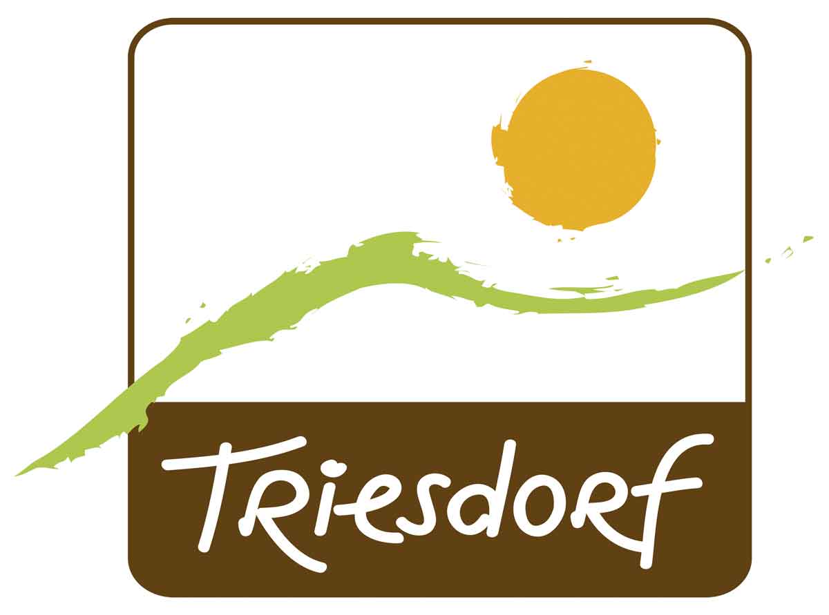 Offizielles Logo des Johannitag Triesdorf 2025. Das Logo zeigt eine stilisierte Landschaft mit einer grünen geschwungenen Linie als Hügel, einer gelben Sonne und dem Schriftzug „Triesdorf“ in Braun.