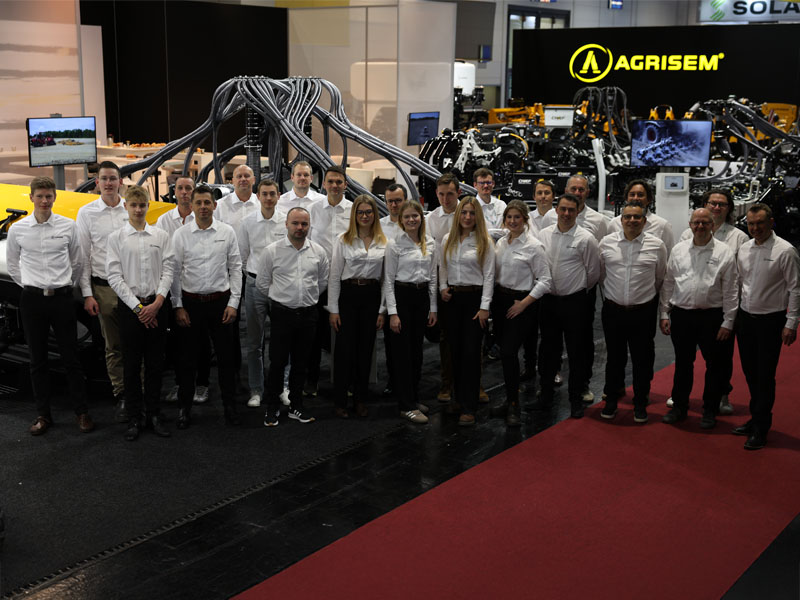 Gruppenfoto des AGRISEM Deutschland und AGRISEM International Teams auf der Agritechnica 2025 vor ausgestellten Landmaschinen.