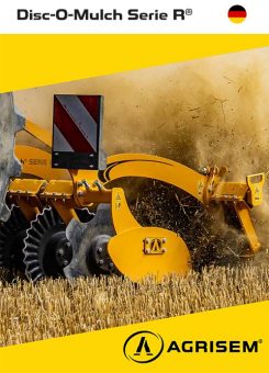 Eine Agrisem Disc-O-Mulch R im Einsatz auf einem Stoppelfeld. Die gezackten Mulcherscheiben der Maschine schneiden durch das Stroh, während die Bodenbearbeitung Staub aufwirbelt. Die Maschine ist mit reflektierenden Warntafeln ausgestattet und zeigt eine robuste Konstruktion für eine effiziente Stoppelbearbeitung.